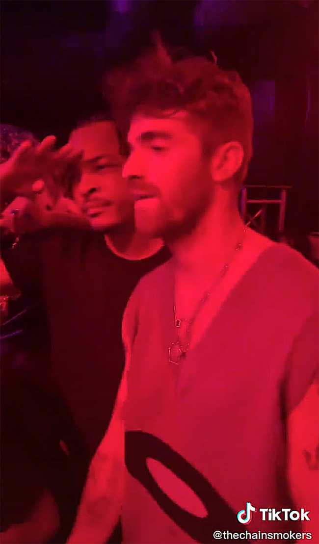 El cantante de Chainsmokers Drew Taggart y el rapero TI poso para las fotos antes de que ocurriera el presunto incidente