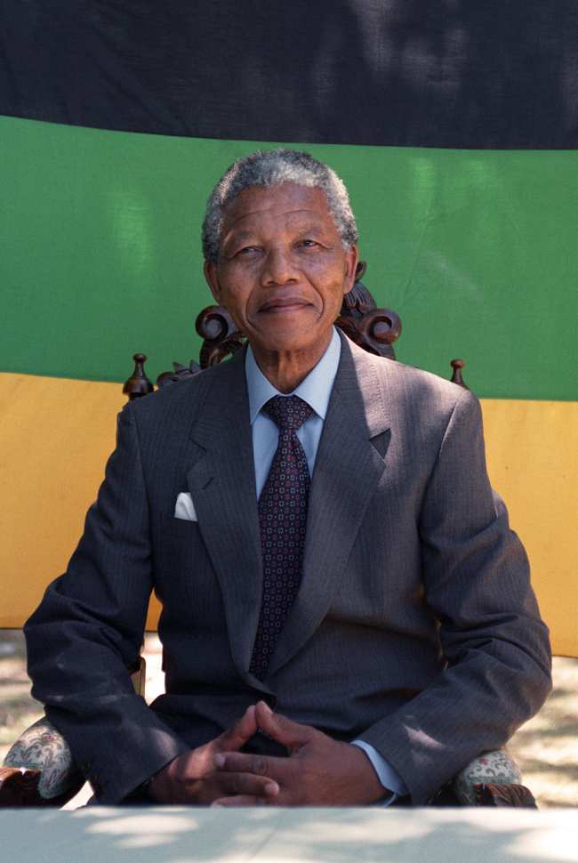 Los usuarios sudafricanos de Twitter le dijeron a Markle que se perdiera despues de su historia sobre Mandela vista aqui en 1990