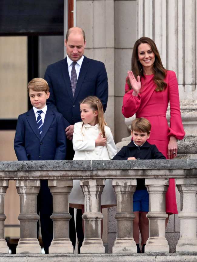 El principe William Kate Middleton el principe George la princesa Charlotte y el principe Louis de pie en el balcon del Palacio de Buckingham