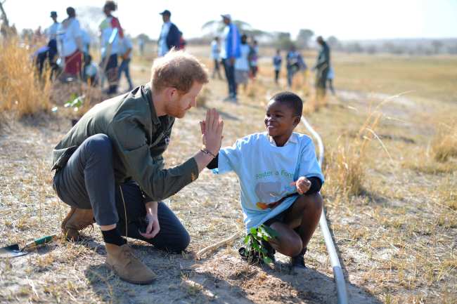 El principe Harry realizo una visita sorpresa a Africa como presidente de African Parks