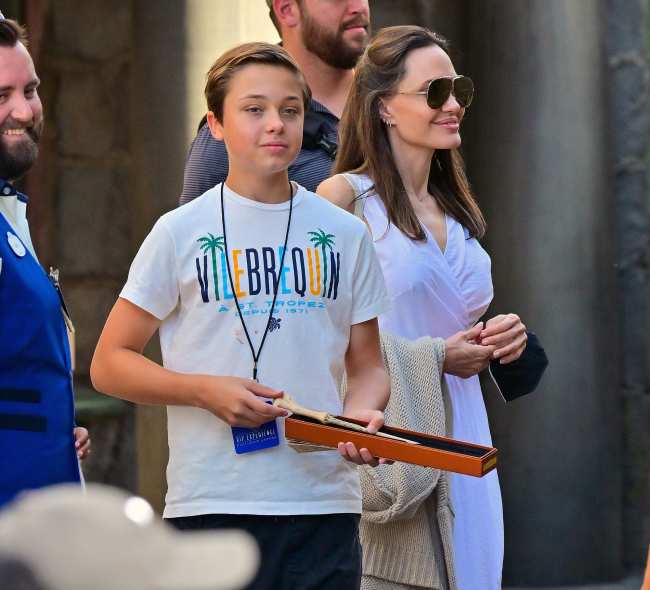 Jolie fue vista con su hijo Knox esta semana en Universal Studios en medio del drama