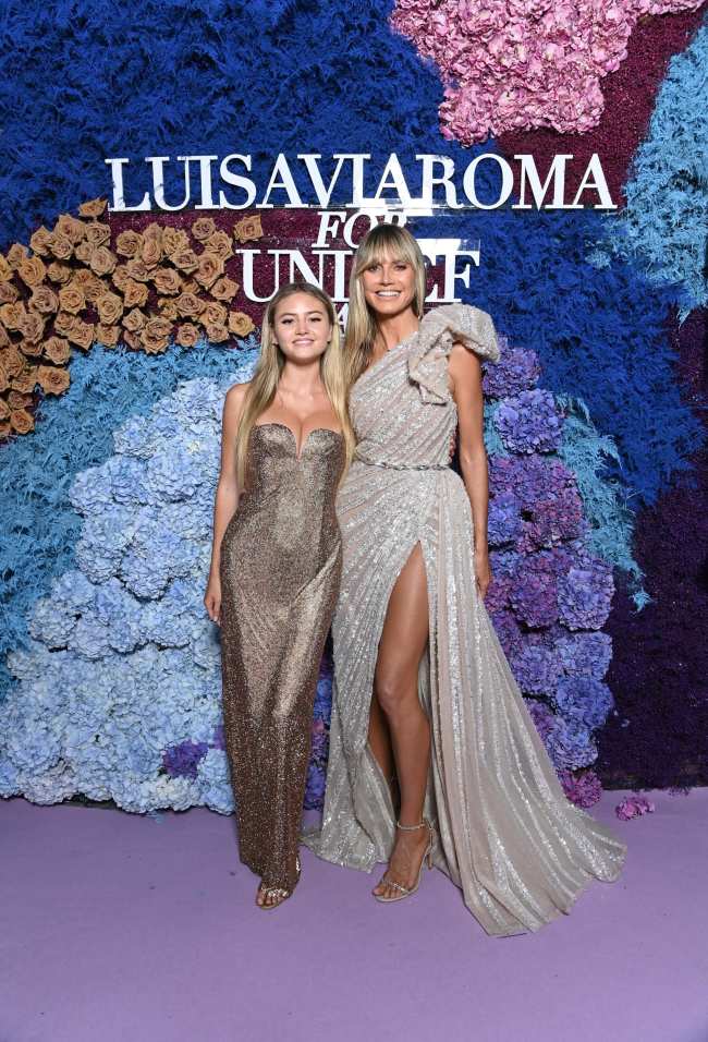 Heidi Klum y su hija Leni posan juntas en un evento