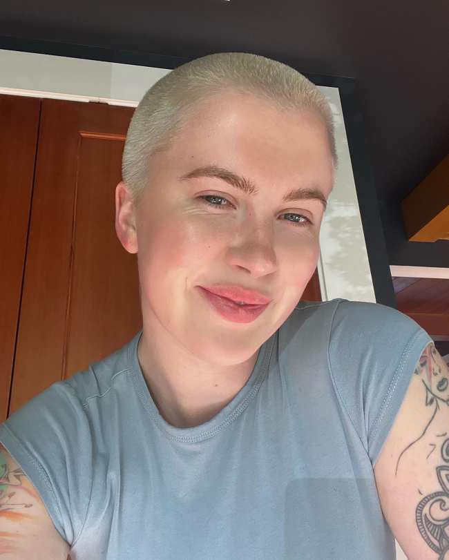 Ireland Baldwin recurrio a Instagram el domingo para revelar al mundo su nuevo peinado rapado en rubio platino