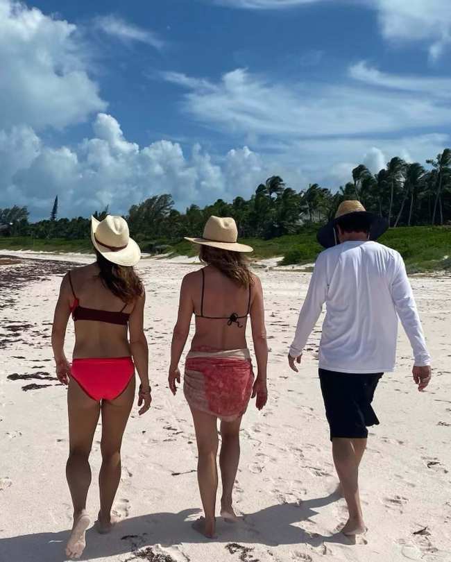 Jennifer Aniston Amanda Anka y Jason Bateman caminando por la playa