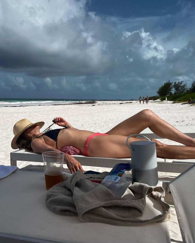 Aniston incluyo una trampa para la sed en bikini en su publicacion