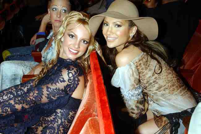 Lopez compartio la instantanea de arriba de los dos cantantes que asistieron a los MTV VMA de 2001