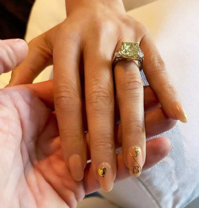 Una mirada mas cercana al impresionante anillo de compromiso de diamantes verdes de Lopez