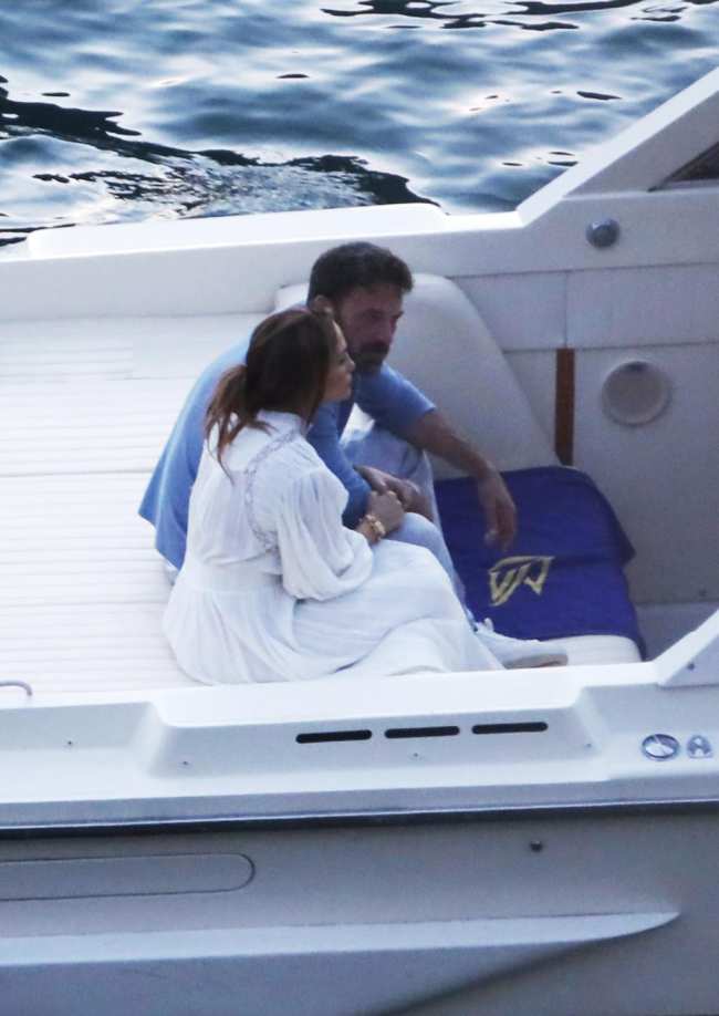 EXCLUSIVO PREMIUM Jennifer Lopez y Ben Affleck no pueden dejarse ir ya que estan de regreso en Italia en el lago de Como para su luna de miel