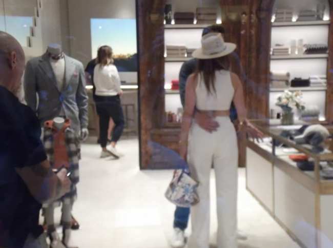 Jennifer Lopez y su esposo Ben Affleck fueron vistos de compras en Milan durante su segunda luna de miel