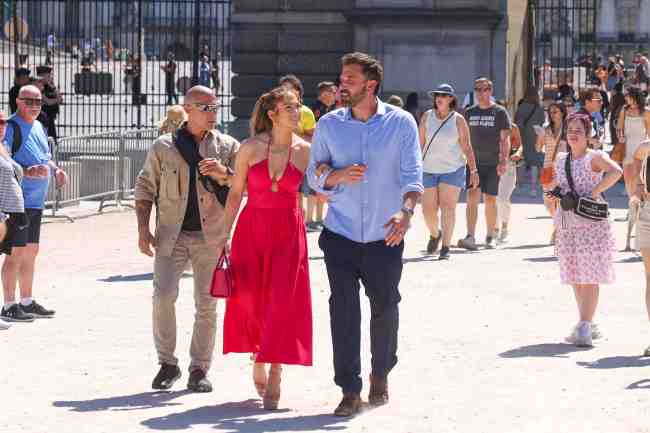 Lopez y Affleck fotografiados en su luna de miel en Paris han reclutado a Colin Cowie para planificar su lujosa fiesta