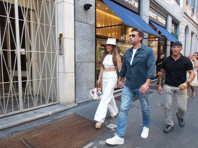 La pareja hizo compras en Milan mientras celebraba sus nupcias