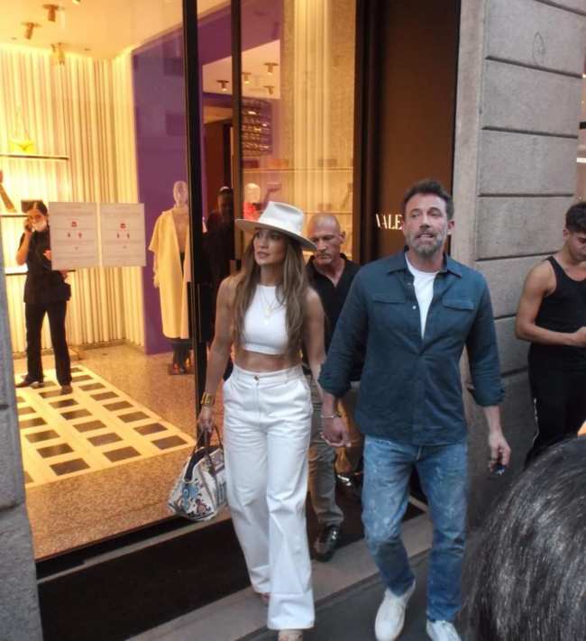 Jennifer Lopez y su esposo Ben Affleck fueron vistos de compras en Milan durante su segunda luna de miel