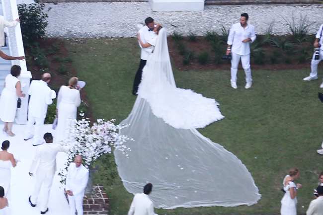Ben Affleck y Jennifer Lopez tuvieron una segunda ceremonia de boda frente a amigos y familiares el sabado