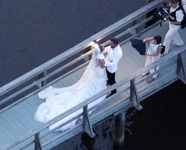 EXCLUSIVO PREMIUM Jennifer Lopez se casa con Ben Affleck otra vez con un impresionante vestido de novia blanco con una cola de 20 pies