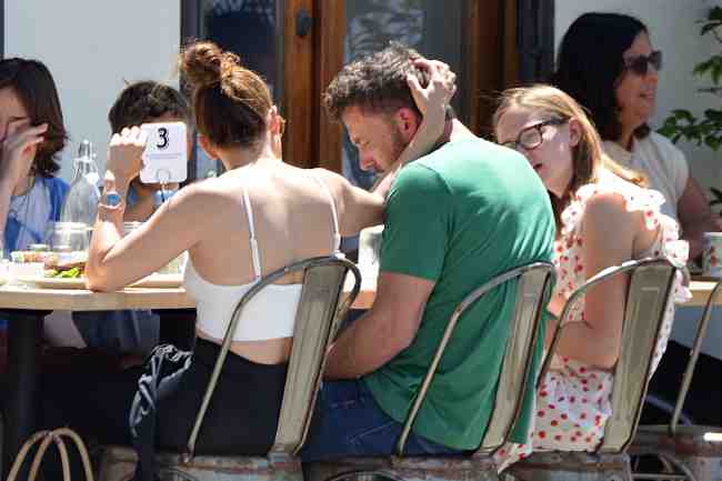 Jennifer Lopez rasca carinosamente la cabeza de Ben Affleck durante el almuerzo con sus hijos en Huckleberry Cafe en Santa Monica