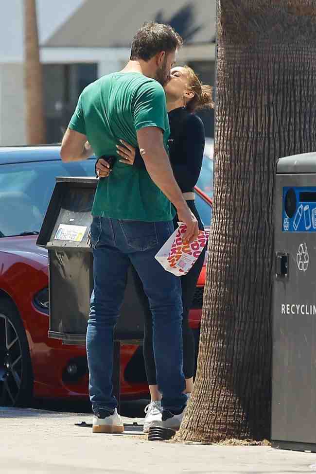 EXCLUSIVO Jennifer Affleck y Ben Affleck comparten un beso durante un almuerzo con sus hijos