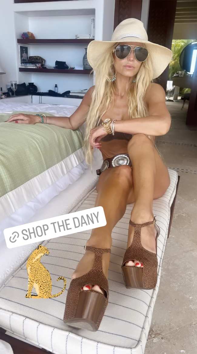 Simpson promociono sus zapatos con manchas de guepardo en las redes sociales