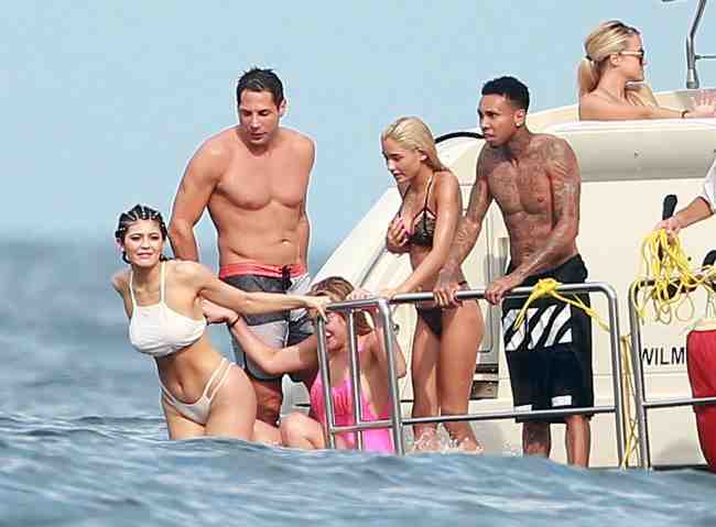 Joe Francis revisando el trasero de Kylie Jenner a bordo de un yate