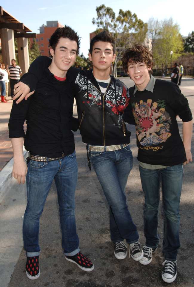 El cantante de los Jonas Brothers salto a la fama junto a sus hermanos Nick y Kevin