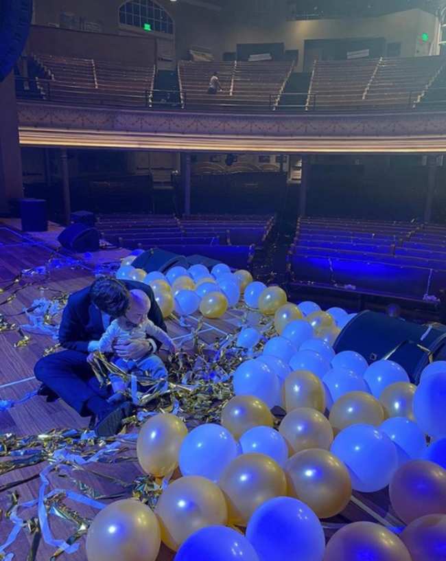 John Mulaney celebra su 40 cumpleanos con Olivia Munn y su bebe Malcolm