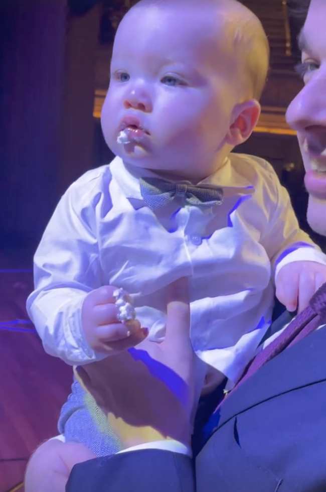 El hijo de 9 meses de Mulaney y Munn Malcolm parecia encantado con la decoracion y el sabor del glaseado