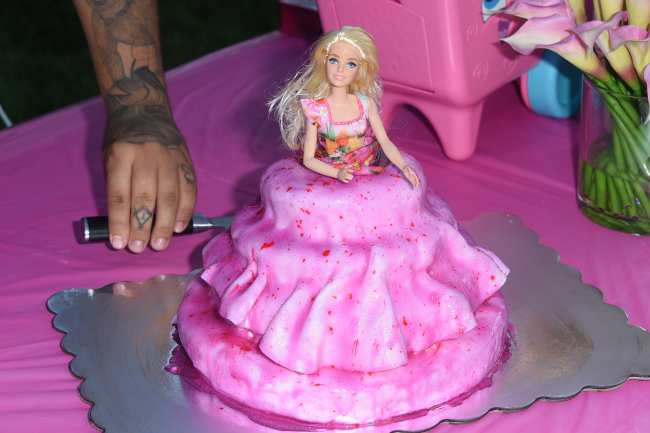 Incluso el pastel tenia el tema de Barbie en la lujosa fiesta