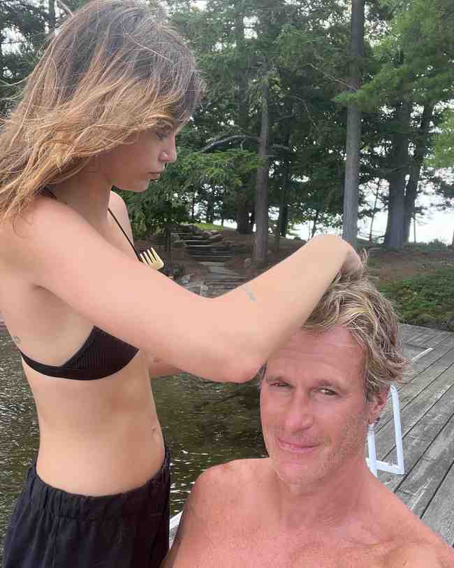 kaia gerber le corta el pelo a su papa en bikini