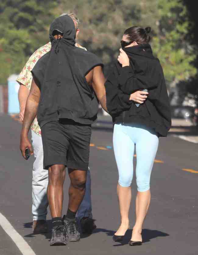 PREMIUMEXCLUSIVO Kanye West llega a su casa en construccion en Malibu con una mujer misteriosa