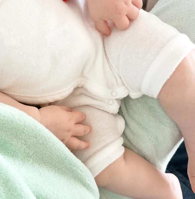 El bebe de 3 meses vestia tela de toalla en el dulce chasquido
