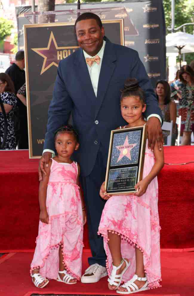 Kenan Thompson se une a sus hijas Gianna y Georgia en el Paseo de la Fama de Hollywood el 11 de agosto de 2022 en Los Angeles California