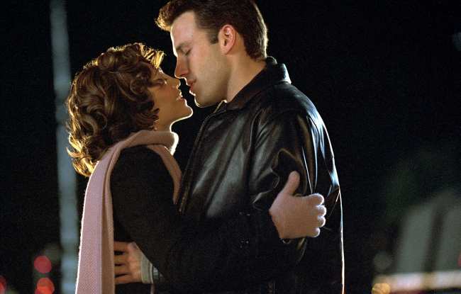 Lopez y Affleck se ven aqui compartiendo un beso en una escena de Jersey Girl