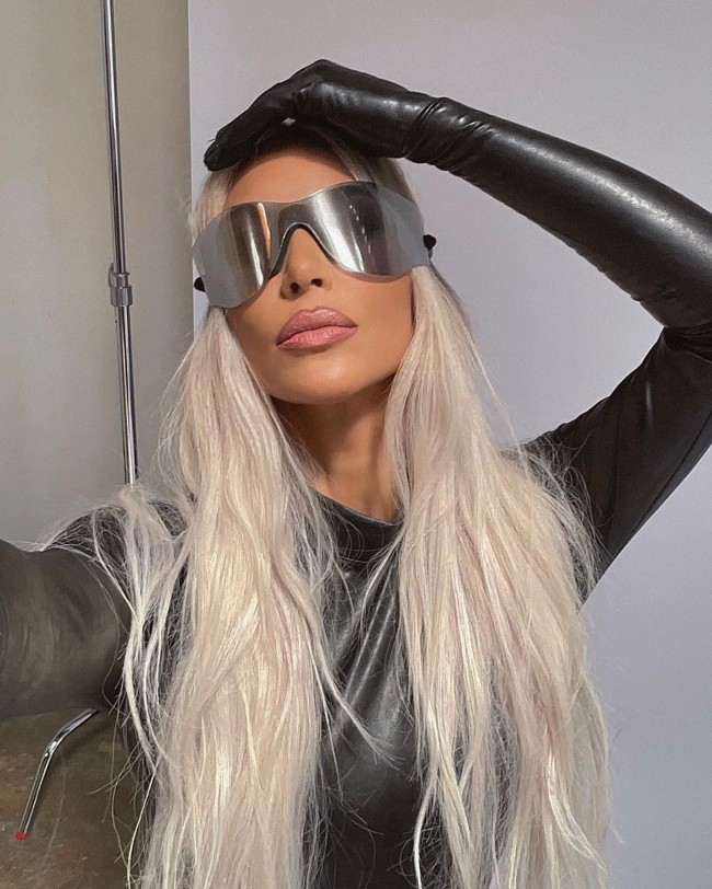 La ex Sra West hizo una pose con las gafas de sol de la marca Yeezy de su ex