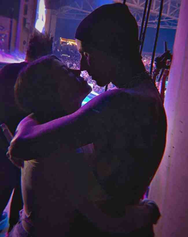 La pareja fue vista besandose en el backstage