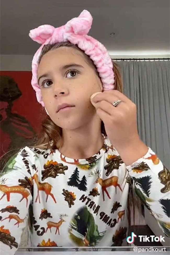 La nina de 10 anos aplico corrector sombra de ojos y brillo de labios en el clip eliminado