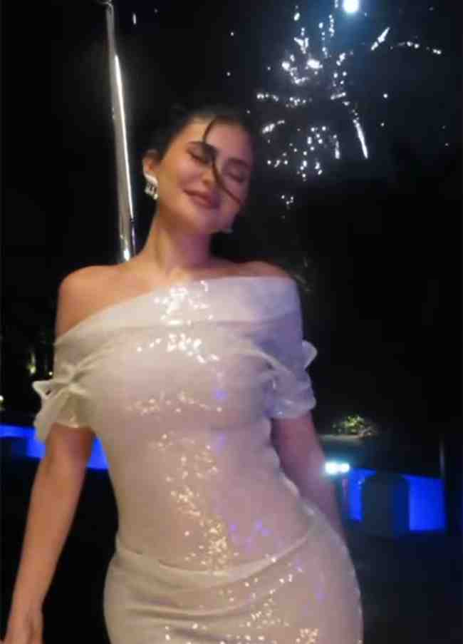 Kylie Jenner celebro su cumpleanos con un vestido brillante con hombros descubiertos que dejaba ver un poco de piel