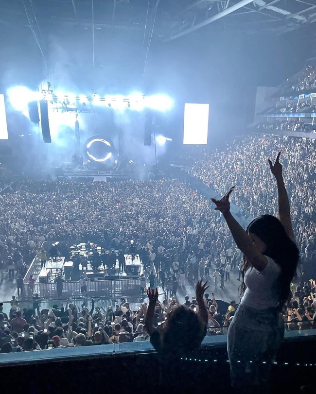 Kylie Jenner y su hija Stormi vieron el espectaculo de Travis Scott desde una seccion VIP privada del O2 Arena el sabado por la noche