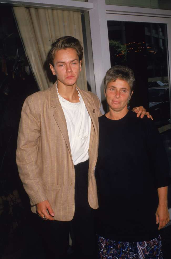 El actor estadounidense River Phoenix y su madre se ven juntos en una conferencia de prensa el 23 de septiembre de 1988
