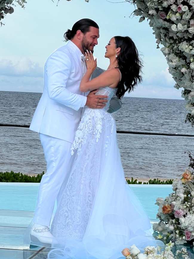  PREMIUM EXCLUSIVO  Las estrellas de Vanderpump Rules Scheana Shay y Brock Davies se besan mientras se casan en una ceremonia romantica en Dreams Natura Resort en Cancun Mexico
