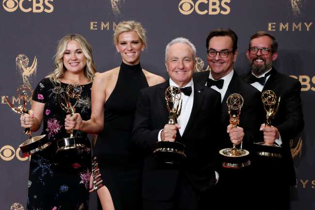 Shookus segundo desde la izquierda al lado de Lorne Michaels obtuvo seis premios Emmy mientras trabajaba en SNL