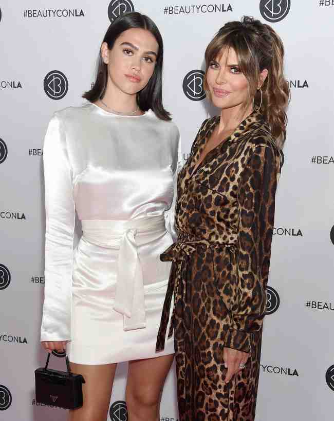 Amelia Hamlin y Lisa Rinna posan juntas en Beautycon Los Angeles en 2019