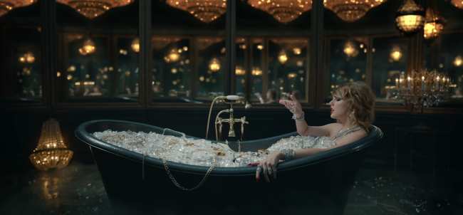 La cantante se derramo en joyas en el video musical