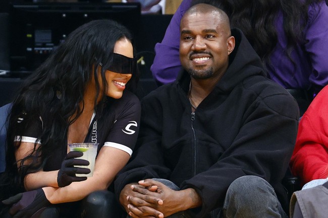 Muchos fanaticos creen que Kanye West tuvo algo que ver con eso o se esta preparando para volver a invitar a Kardashian