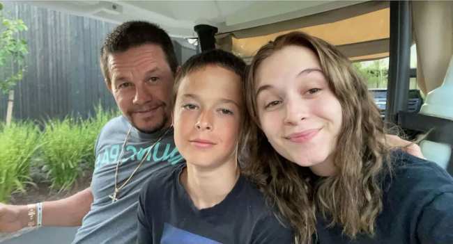 Wahlberg posa para una selfie con dos de sus cuatro hijos