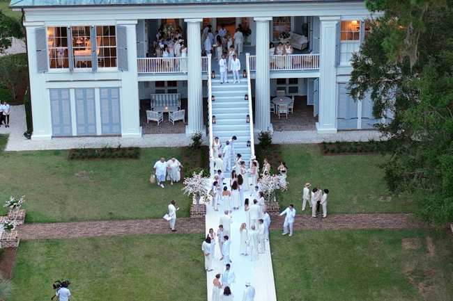 Los invitados llegaron vestidos de blanco a la casa estilo plantacion de Ben Affleck