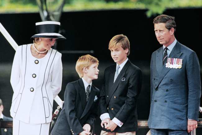 Diana vista aqui con el joven Harry el principe William y su exmarido el principe Carlos murio el 31 de agosto de 1997