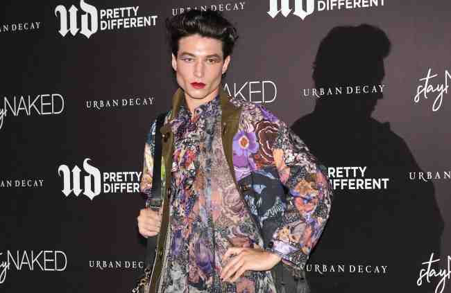 Segun los informes una madre y sus tres hijos que supuestamente viven con Ezra Miller estan desaparecidos