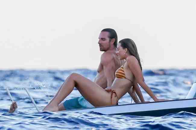 PREMIUMEXCLUSIVO Margot Robbie y Rami Malek pasan un divertido dia en barco junto a sus amigos No hay web hasta nuevo aviso