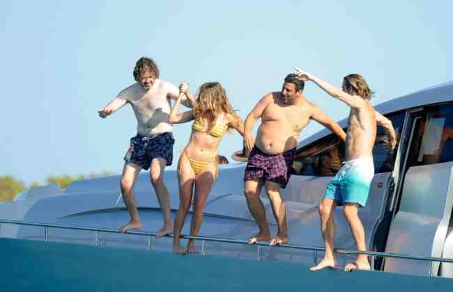 PREMIUMEXCLUSIVO Margot Robbie y Rami Malek pasan un divertido dia en barco junto a sus amigos No hay web hasta nuevo aviso