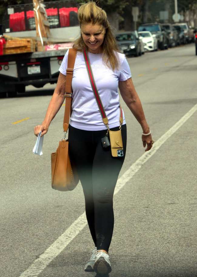 EXCLUSIVO Maria Shriver es vista en Santa Monica en medio de especulaciones de que recientemente se sometio a una cirugia estetica
