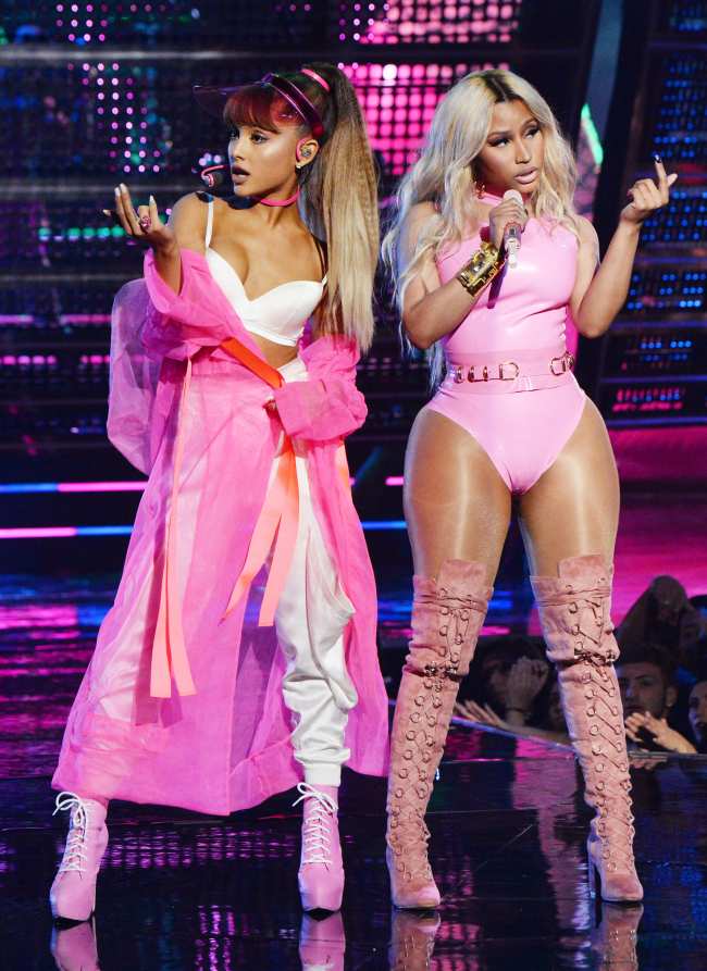 Minaj tambien se asocio con Ariana Grande para una presentacion de Side to Side en los VMA de 2016